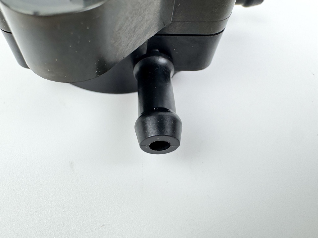 2005 Suzuki Johnson 140 HP 4 Stroke Outboard Fuel Pump 15100-90J11 OEM