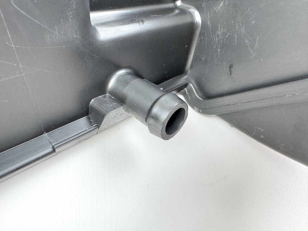 2005 Suzuki 140 HP 4 Stroke Outboard Intake Air Silencer Assembly 13810-90J01 OEM