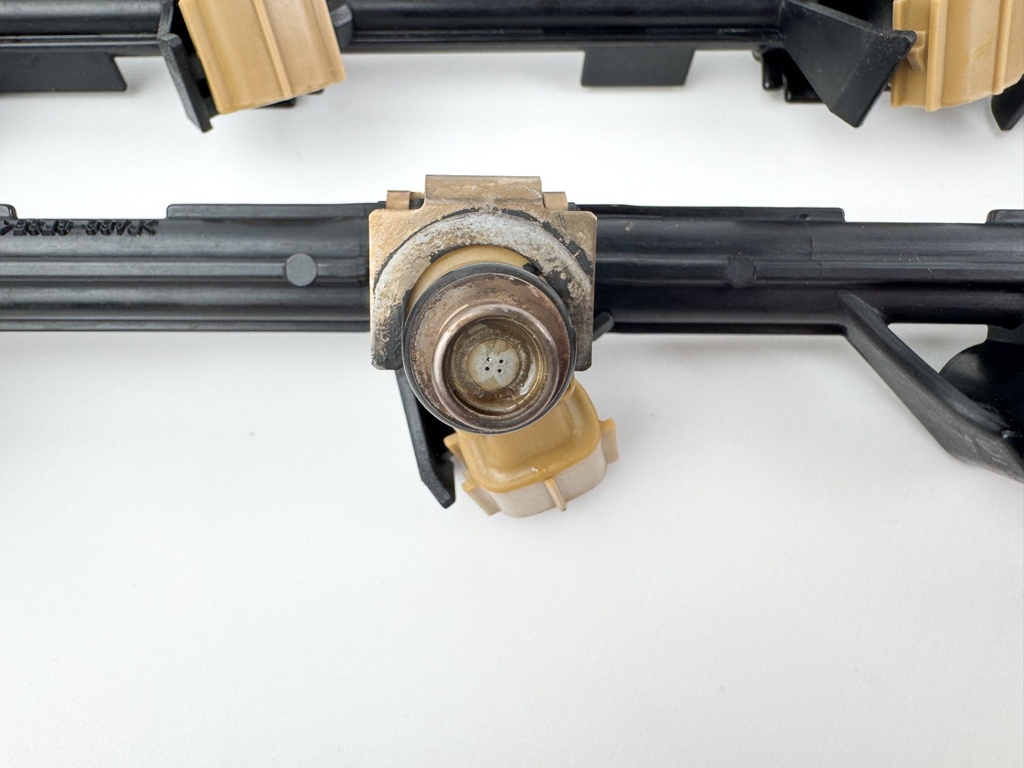 2005 Yamaha 250 HP 4 Stroke Outboard Fuel Injector Set W/ Rail 6P2-13761-00-00 OEM