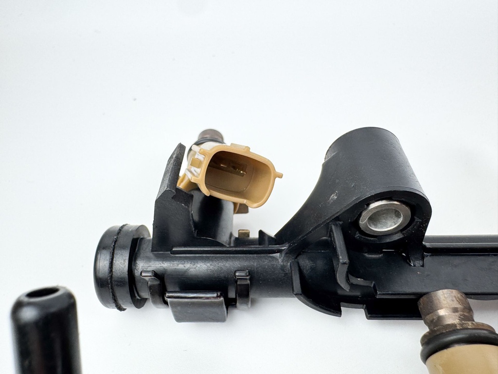 2005 Yamaha 250 HP 4 Stroke Outboard Fuel Injector Set W/ Rail 6P2-13761-00-00 OEM