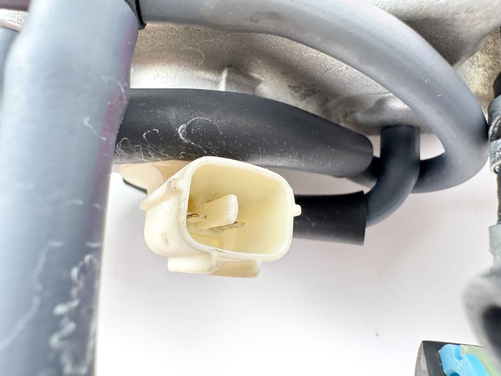 2005 Yamaha 250 HP 4 Stroke Outboard VST Float Chamber Assembly 6P2-14180-00-00 Parts