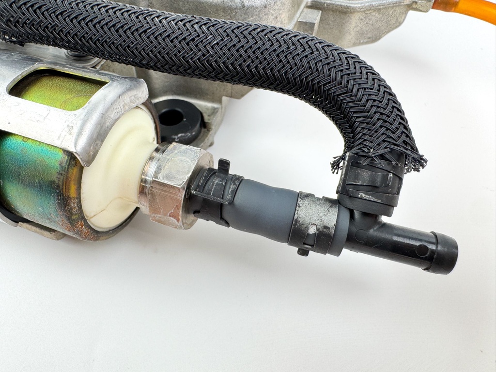 2005 Yamaha 250 HP 4 Stroke Outboard VST Float Chamber Assembly 6P2-14180-00-00 Parts