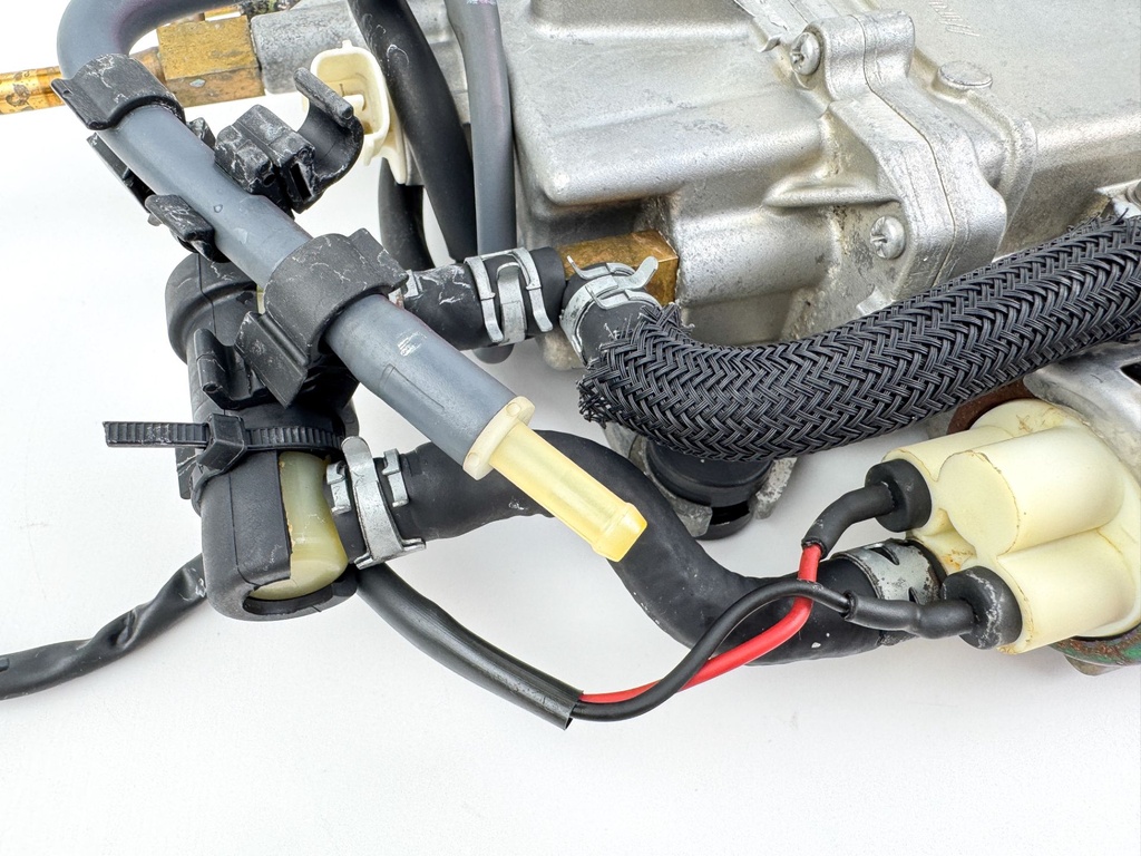 2005 Yamaha 250 HP 4 Stroke Outboard VST Float Chamber Assembly 6P2-14180-00-00 Parts