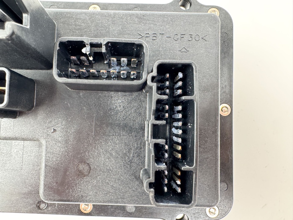 2005 Yamaha 250 HP 4 Stroke Outboard Fuse Box 6P2-82170-00-00 OEM