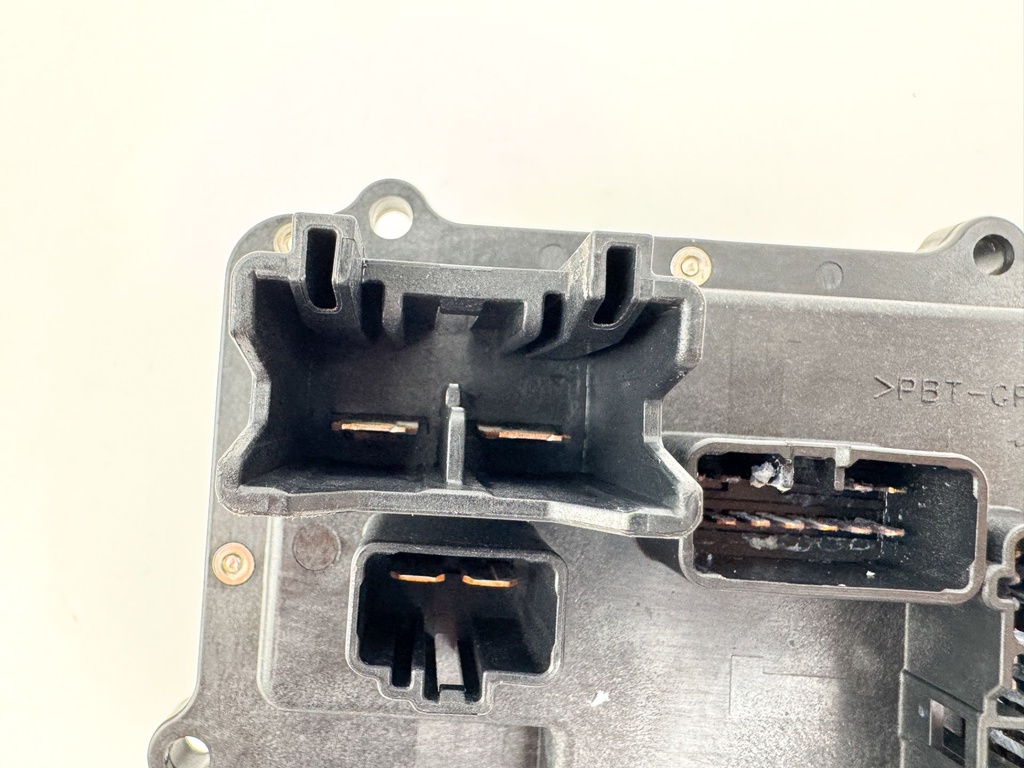 2005 Yamaha 250 HP 4 Stroke Outboard Fuse Box 6P2-82170-00-00 OEM