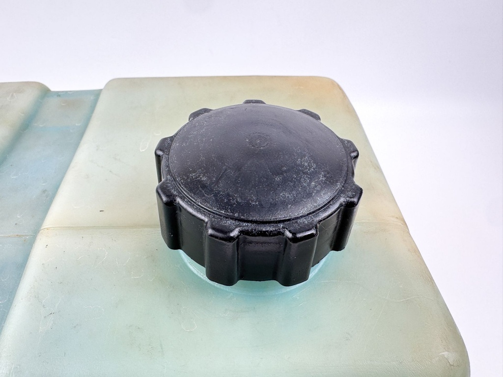 Yamaha Outboard Remote 2 Stroke Oil Tank Assembly With Pump 2.8 Gallons