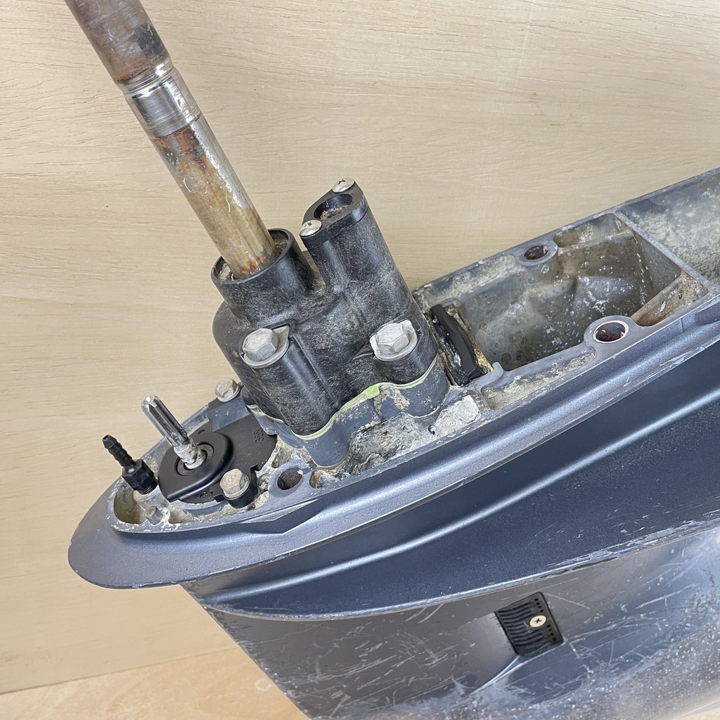 2010 Yamaha 90HP 4 Stroke 20" Lower Unit Gear Case RH 6D9-45300-15-8D