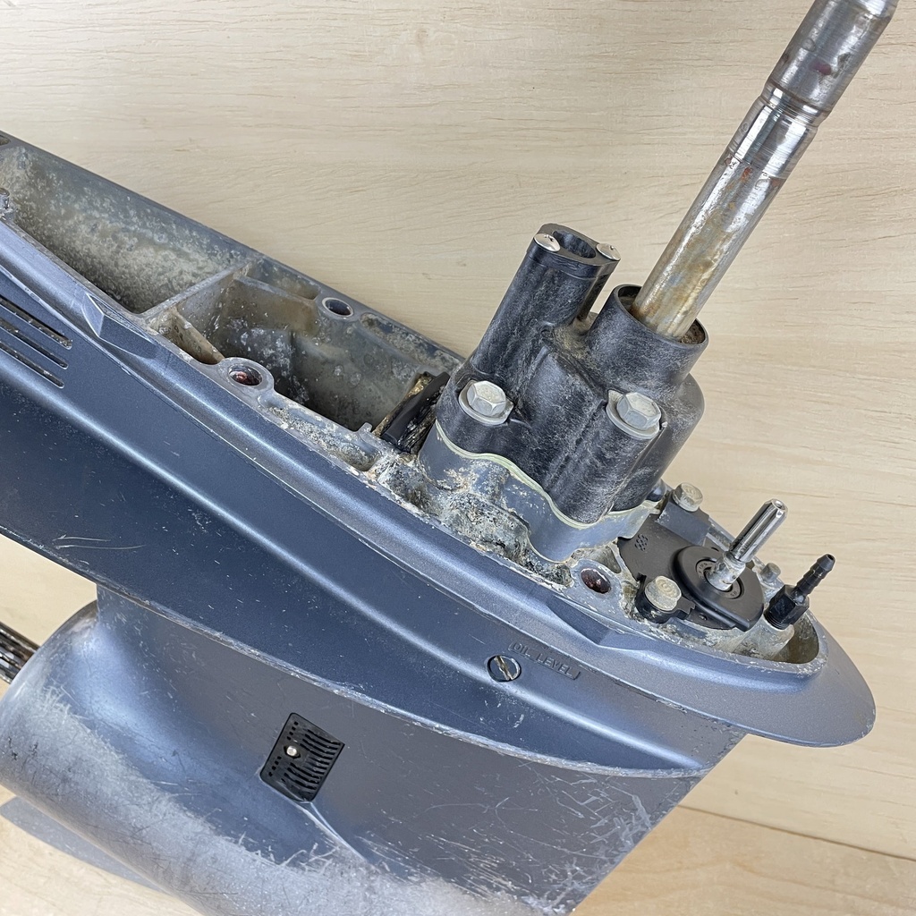 2010 Yamaha 90HP 4 Stroke 20" Lower Unit Gear Case RH 6D9-45300-15-8D