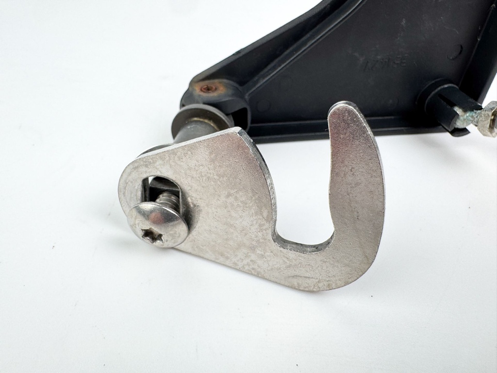 2008 Evinrude 115HP 2 Stroke Etec Outboard Starboard Latch Handle 5005708 OEM