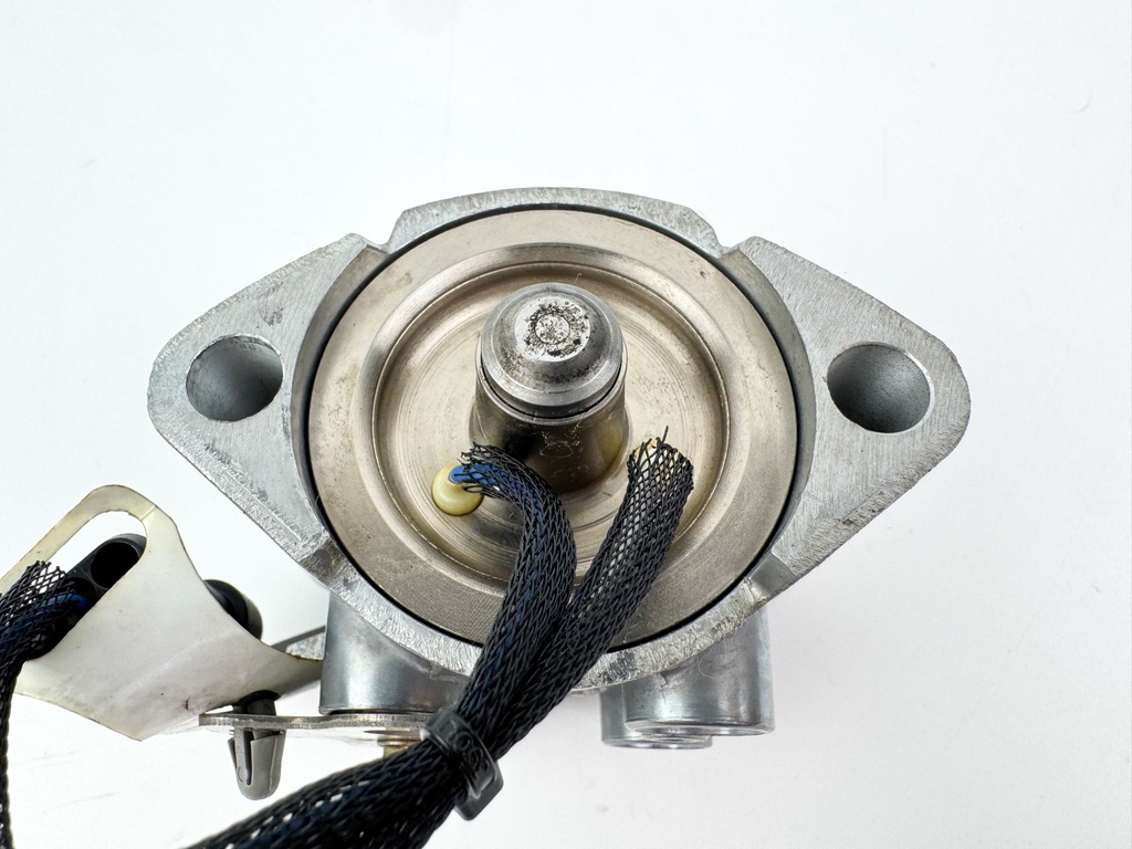 2008 Evinrude 115HP 2 Stroke Etec Outboard Port Side Fuel Injector 5007585 OEM