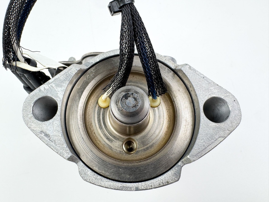 2008 Evinrude 115HP 2 Stroke Etec Outboard Starboard Side Fuel Injector 5007586 OEM