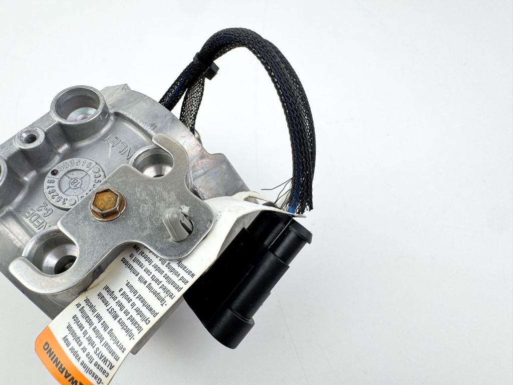 2008 Evinrude 115HP 2 Stroke Etec Outboard Starboard Side Fuel Injector 5007586 OEM