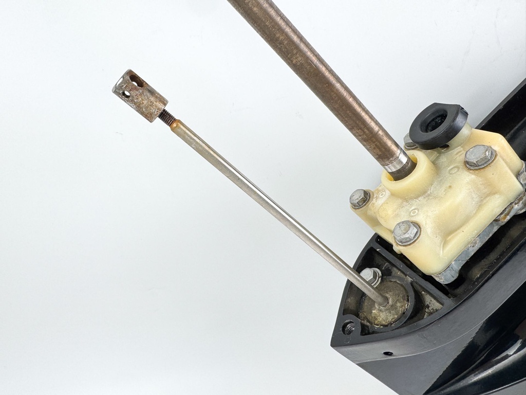 2007 Mercury 25 HP 4 Stroke Outboard 20" Long Lower Unit Gear Case 825132T23