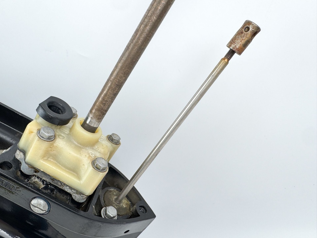 2007 Mercury 25 HP 4 Stroke Outboard 20" Long Lower Unit Gear Case 825132T23