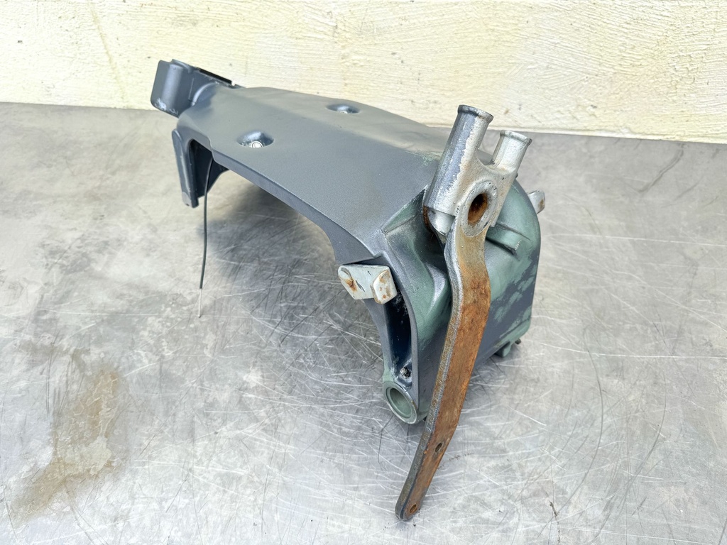 2002 Yamaha 225 HP 4 Stroke Outboard Swivel Bracket 61A-43311-21-8D OEM