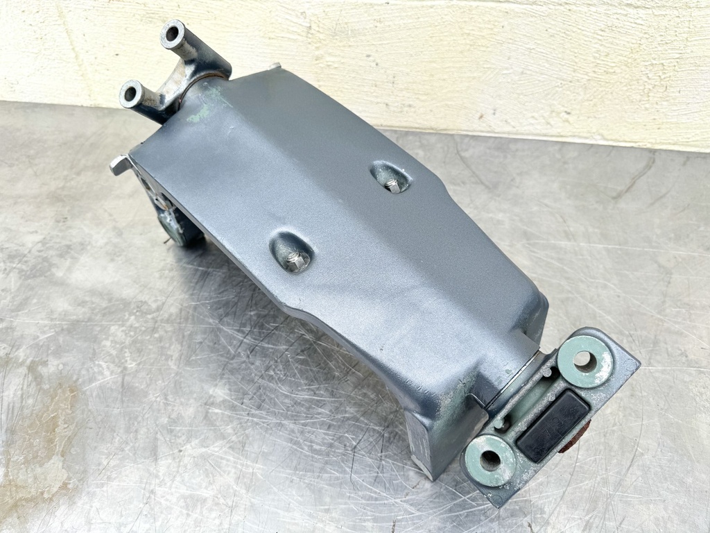 2002 Yamaha 225 HP 4 Stroke Outboard Swivel Bracket 61A-43311-21-8D OEM