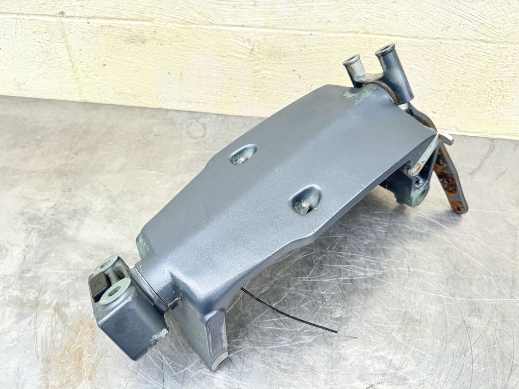 2002 Yamaha 225 HP 4 Stroke Outboard Swivel Bracket 61A-43311-21-8D OEM