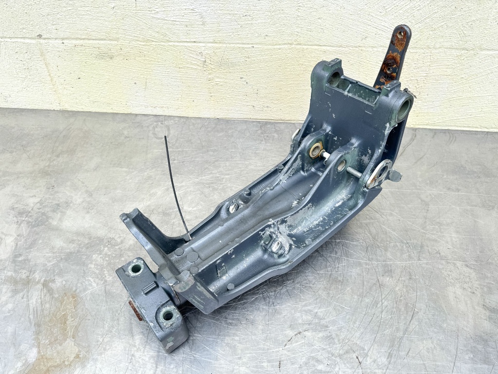 2002 Yamaha 225 HP 4 Stroke Outboard Swivel Bracket 61A-43311-21-8D OEM