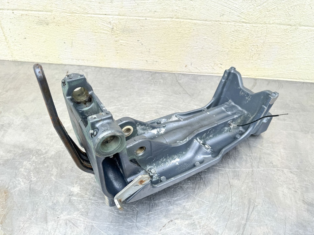 2002 Yamaha 225 HP 4 Stroke Outboard Swivel Bracket 61A-43311-21-8D OEM