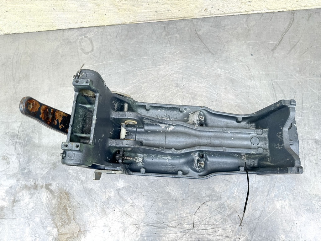 2002 Yamaha 225 HP 4 Stroke Outboard Swivel Bracket 61A-43311-21-8D OEM