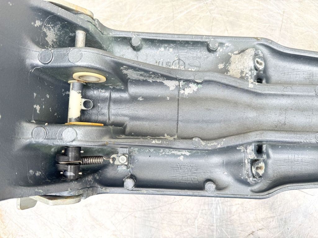 2002 Yamaha 225 HP 4 Stroke Outboard Swivel Bracket 61A-43311-21-8D OEM