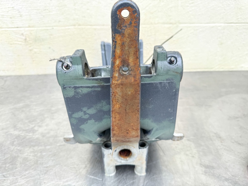 2002 Yamaha 225 HP 4 Stroke Outboard Swivel Bracket 61A-43311-21-8D OEM