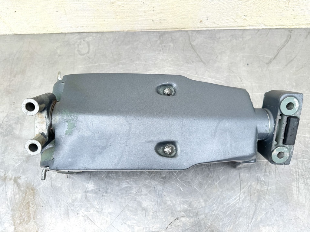 2002 Yamaha 225 HP 4 Stroke Outboard Swivel Bracket 61A-43311-21-8D OEM