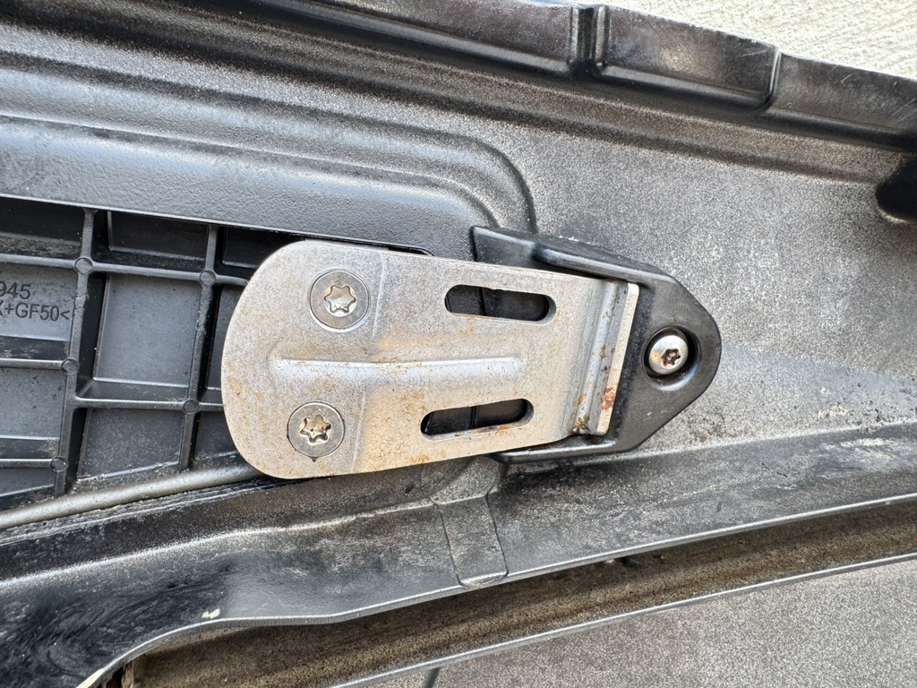 2020 Mercury 250 HP 4 Stroke Outboard Lower Apron Cowling Starboard 8M0142217 OEM