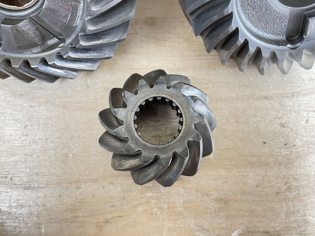 Yamaha 90HP 2 Stroke Outboard Lower Unit Gear Set & Prop Shaft