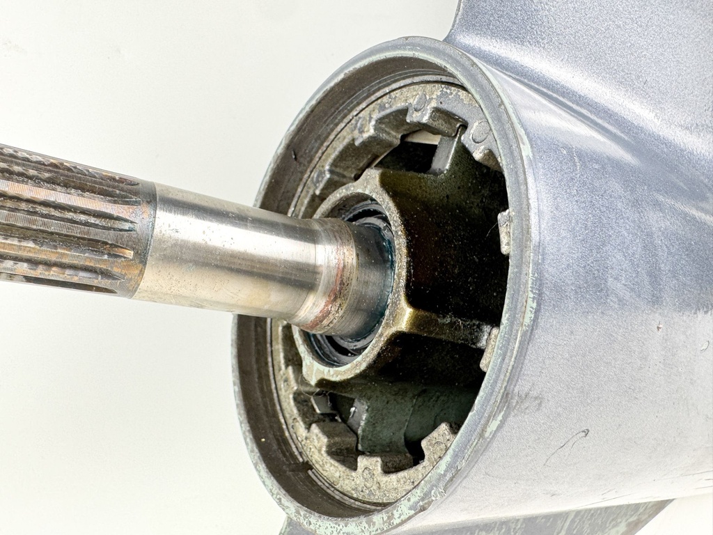 2004 + Yamaha 150HP 4 Stroke Outboard 25" XL Shaft Lower Unit Gear Case LH Counter