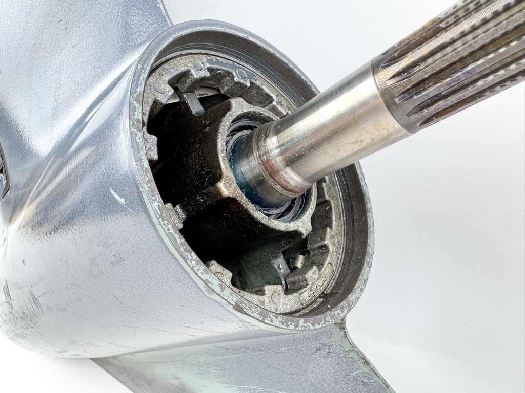 2004 + Yamaha 150HP 4 Stroke Outboard 25" XL Shaft Lower Unit Gear Case LH Counter