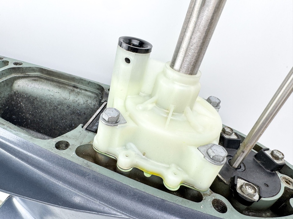 2004 + Yamaha 150HP 4 Stroke Outboard 25" XL Shaft Lower Unit Gear Case LH Counter