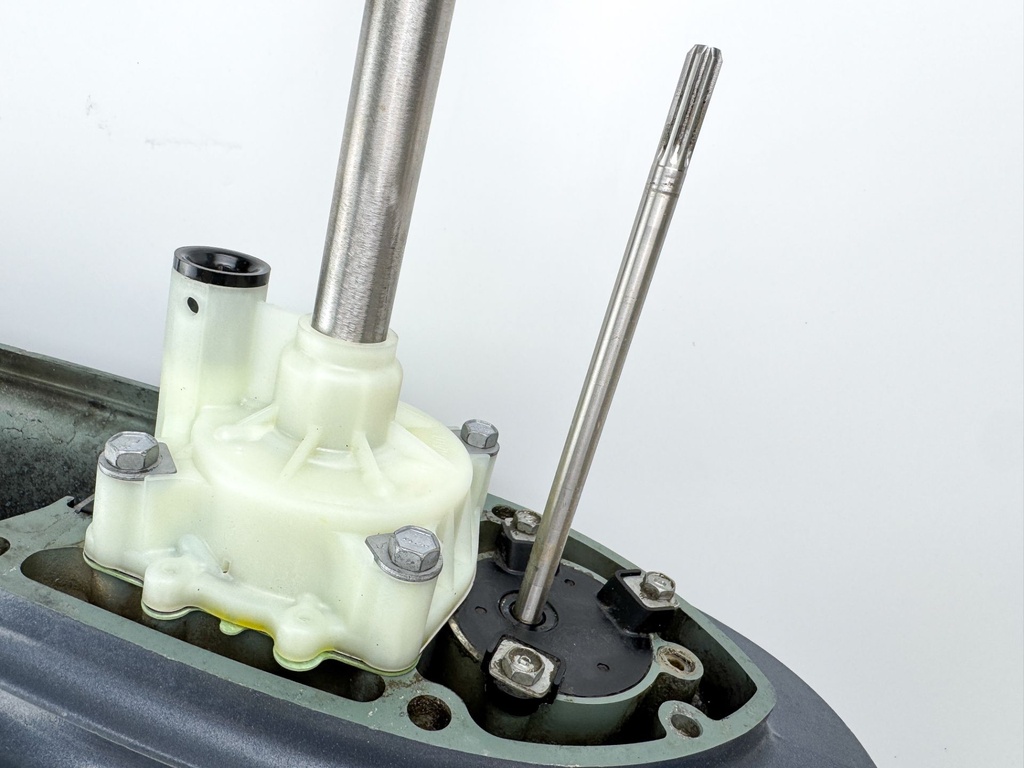 2004 + Yamaha 150HP 4 Stroke Outboard 25" XL Shaft Lower Unit Gear Case LH Counter