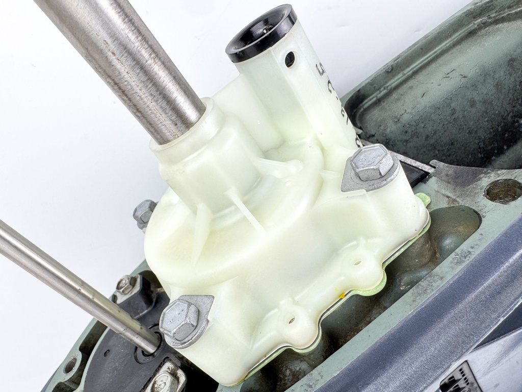 2004 + Yamaha 150HP 4 Stroke Outboard 25" XL Shaft Lower Unit Gear Case LH Counter