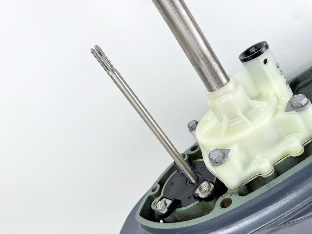 2004 + Yamaha 150HP 4 Stroke Outboard 25" XL Shaft Lower Unit Gear Case LH Counter