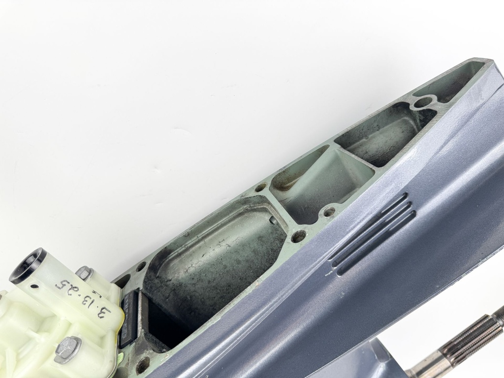 2004 + Yamaha 150HP 4 Stroke Outboard 25" XL Shaft Lower Unit Gear Case LH Counter