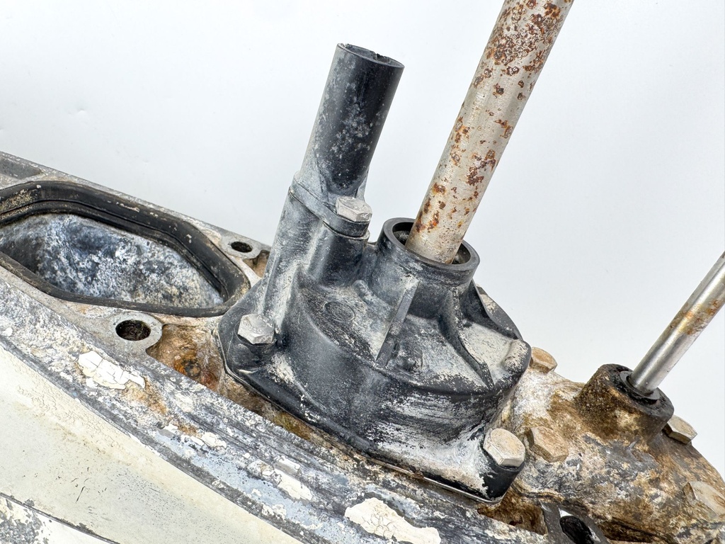 50 60 70 2 Stroke 20" Lower Unit Gear Case 3 Cylinder Johnson Evinrude