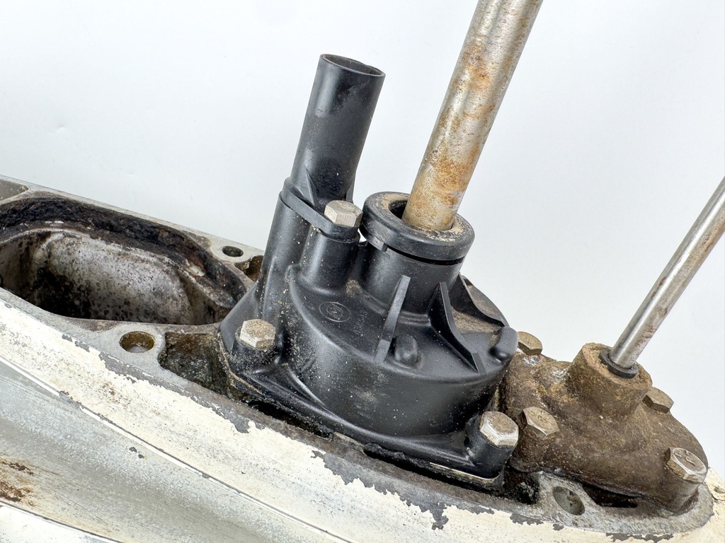 Johnson Evinrude 50 60 70 2 Stroke 20" Lower Unit Gear Case 3 Cylinder