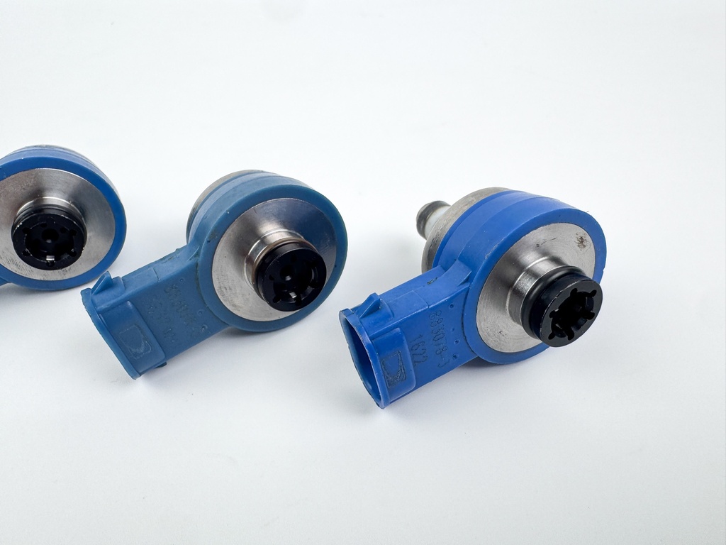 2003 Mercury 225 HP 2 Stroke Outboard Air Injector 883078A4 - Recently Cleaned