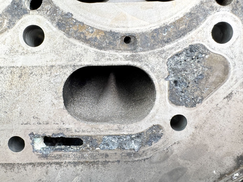 2005 Johnson 140 HP 4 Stroke Outboard Cylinder Head 11100-90J11 - Parts