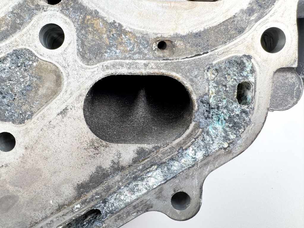 2005 Johnson 140 HP 4 Stroke Outboard Cylinder Head 11100-90J11 - Parts