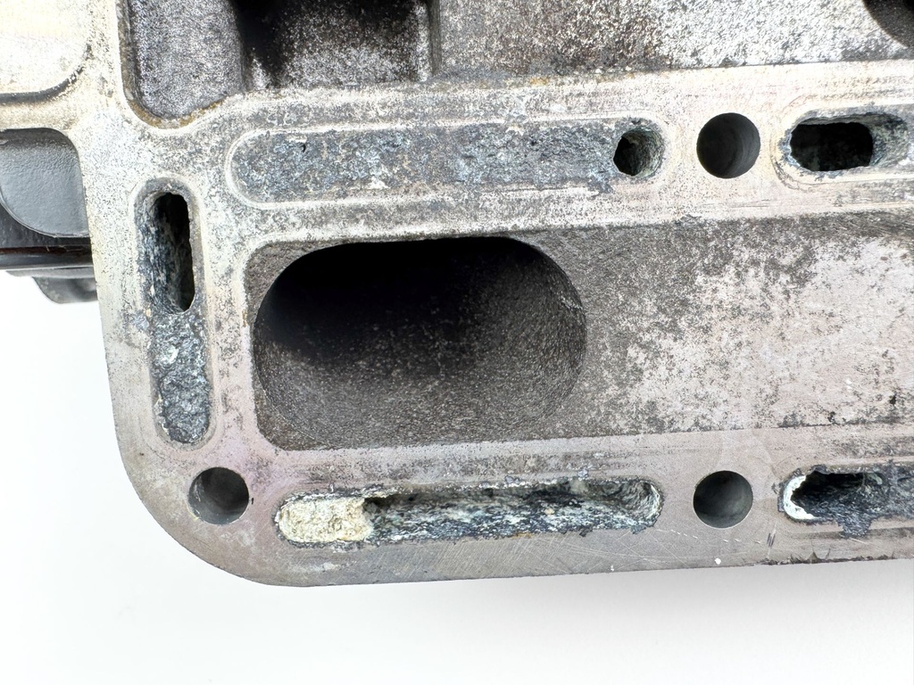 2005 Johnson 140 HP 4 Stroke Outboard Cylinder Head 11100-90J11 - Parts