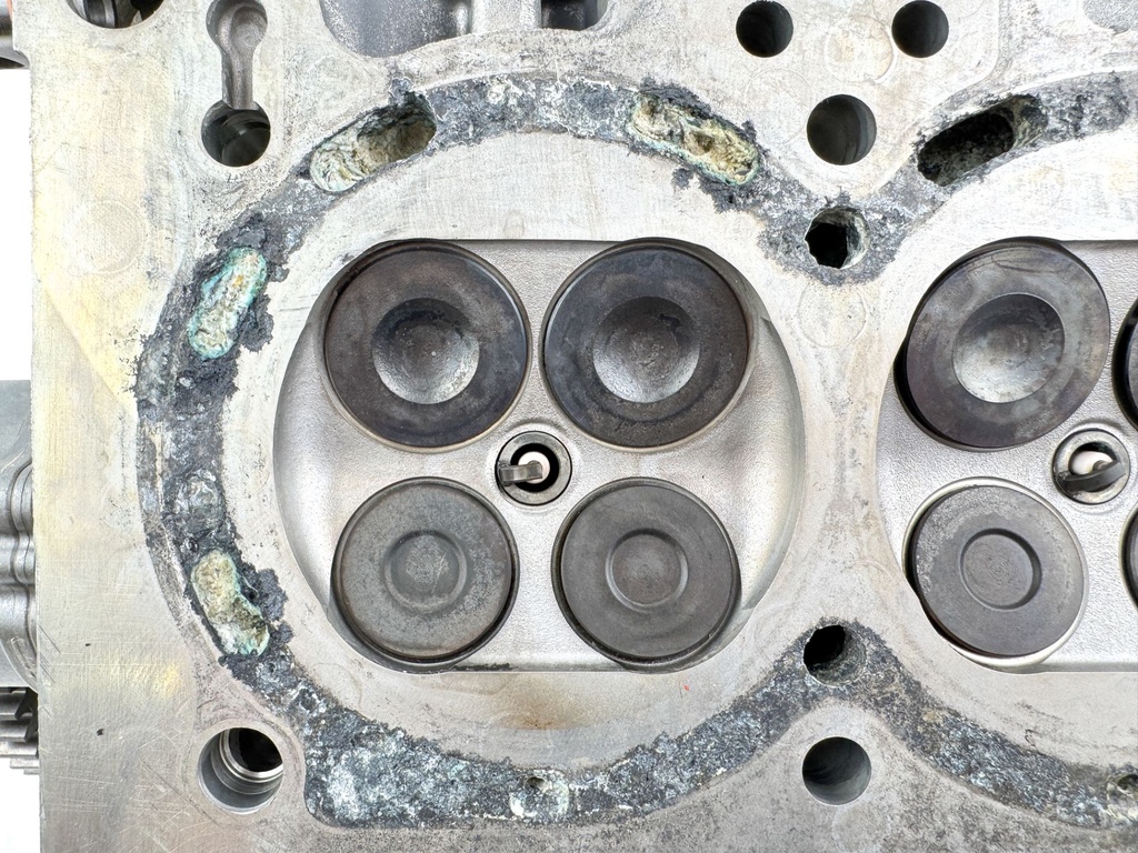 2005 Johnson 140 HP 4 Stroke Outboard Cylinder Head 11100-90J11 - Parts