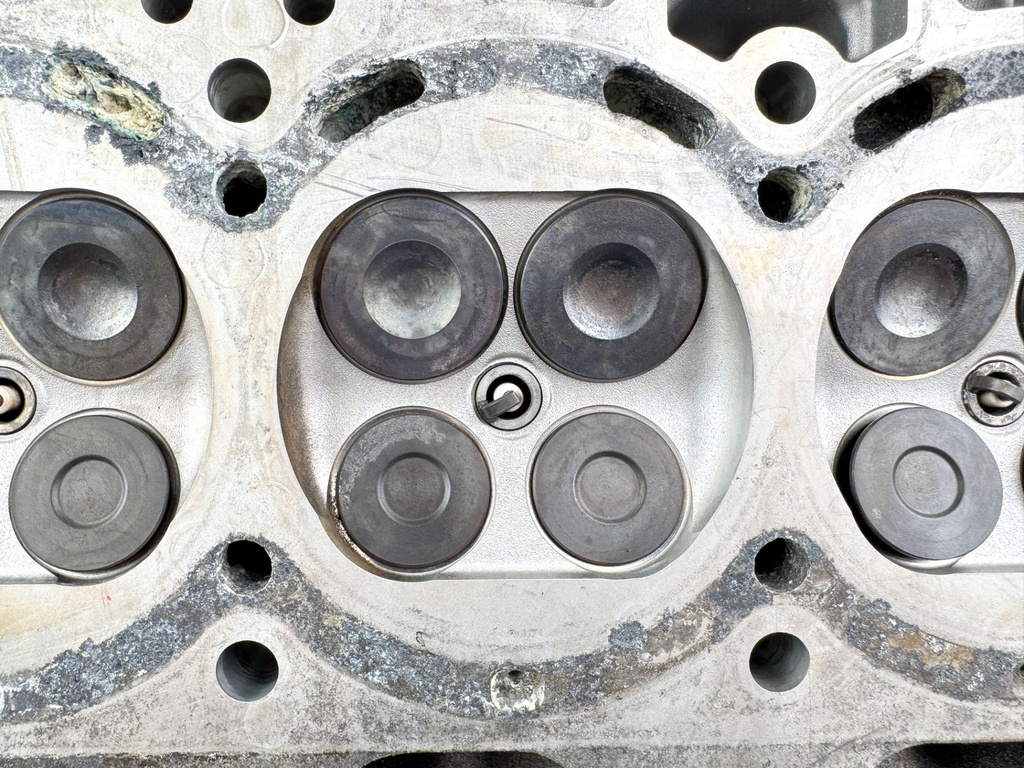 2005 Johnson 140 HP 4 Stroke Outboard Cylinder Head 11100-90J11 - Parts