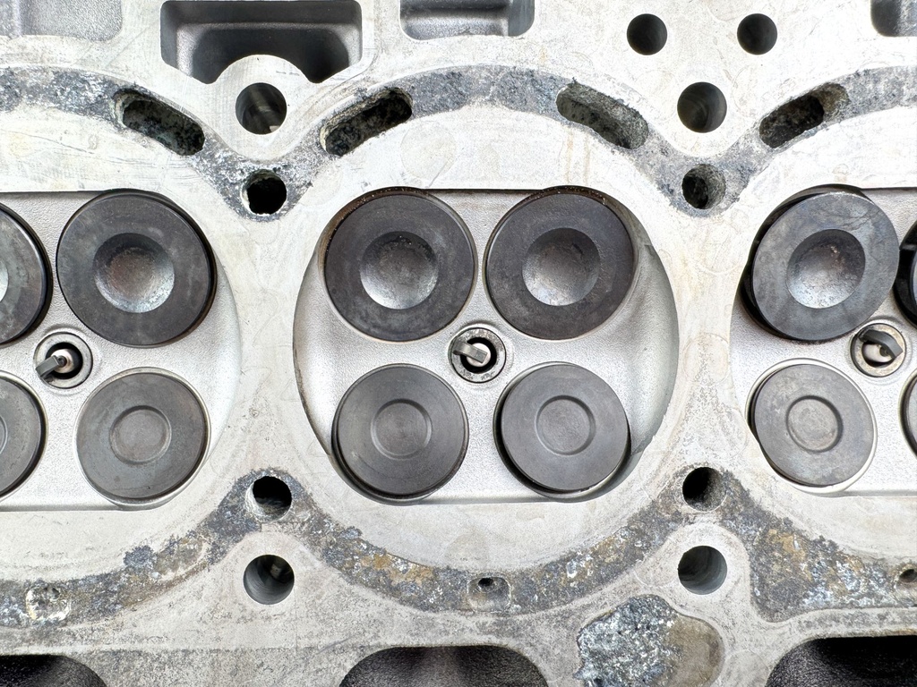 2005 Johnson 140 HP 4 Stroke Outboard Cylinder Head 11100-90J11 - Parts