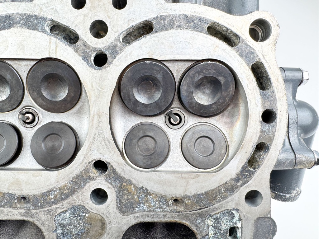 2005 Johnson 140 HP 4 Stroke Outboard Cylinder Head 11100-90J11 - Parts