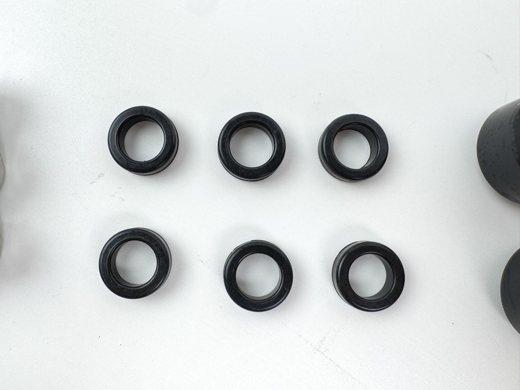 2004 Yamaha 225 HP 4 Stroke Outboard Fuel Injector Set W/ Rail  OEM