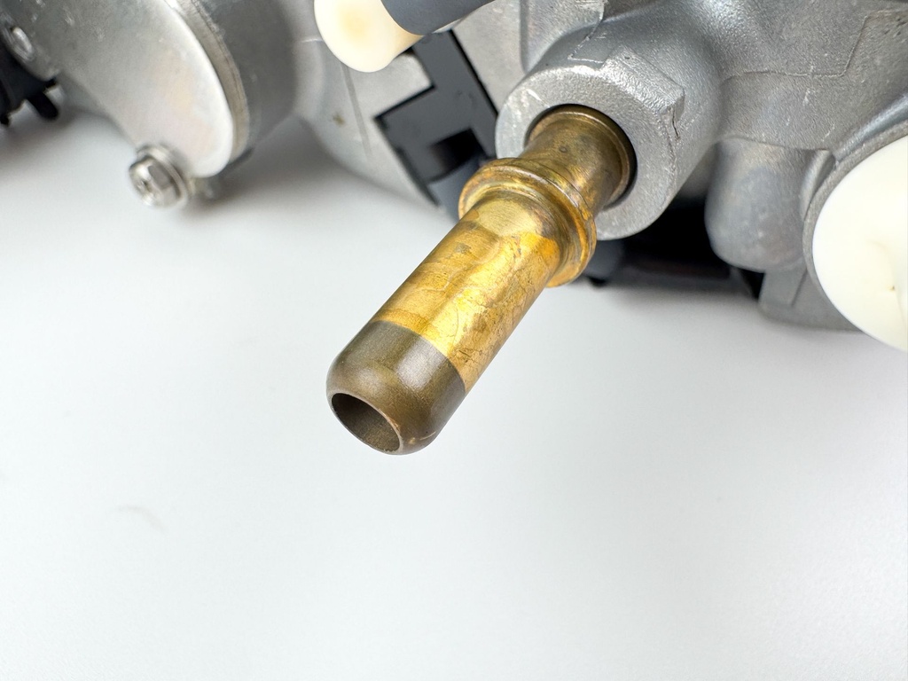 2013 Yamaha 250 HP 4 Stroke Outboard VST Float Chamber Assembly 6P2-14180-31-00 OEM