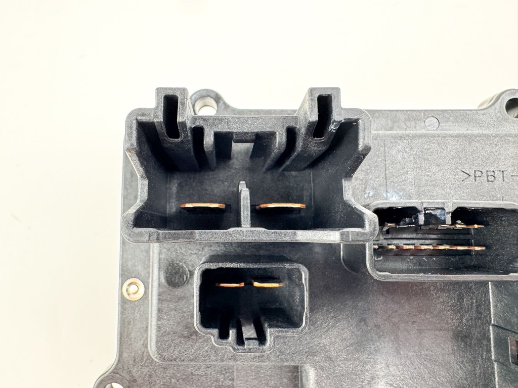 2013 Yamaha 250 HP 4 Stroke Outboard Fuse Box 6P2-82170-10-00 OEM