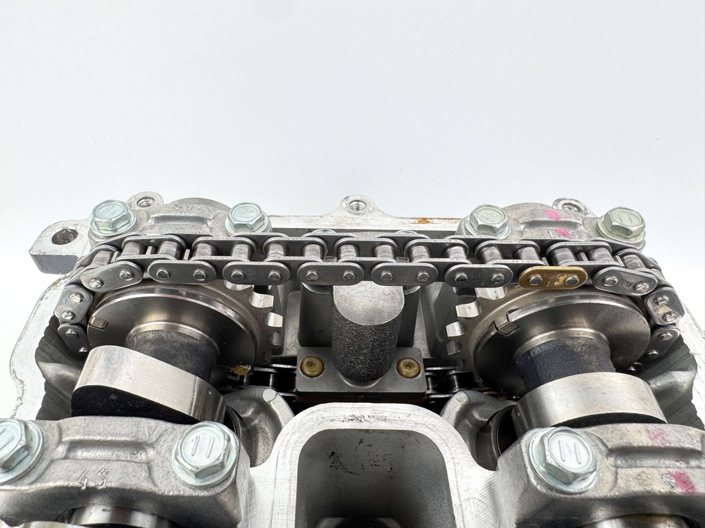 2004 Yamaha 225 HP 4 Stroke Outboard Starboard Cylinder Head 69J-W009A-02-1S OEM